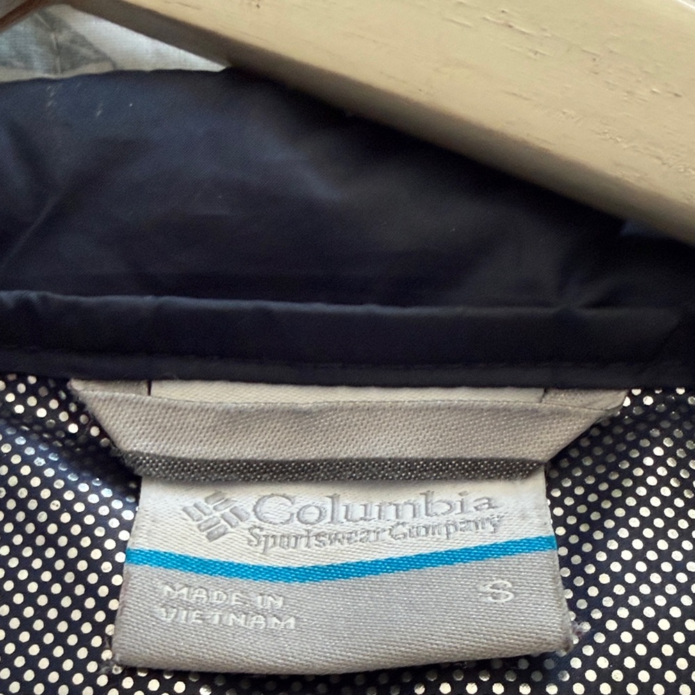Columbia Navy Women’s 3/4 length  Jacket. Keeps you cozy and warm!